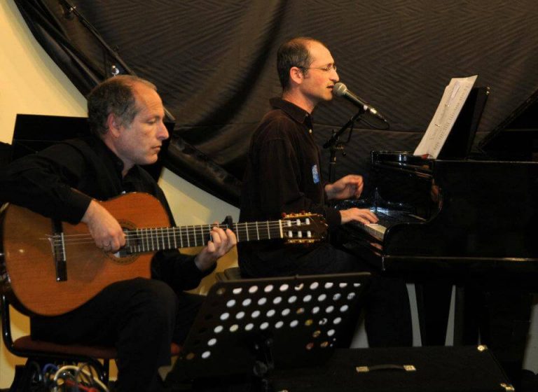 Read more about the article נגן גיטרה לאירועים